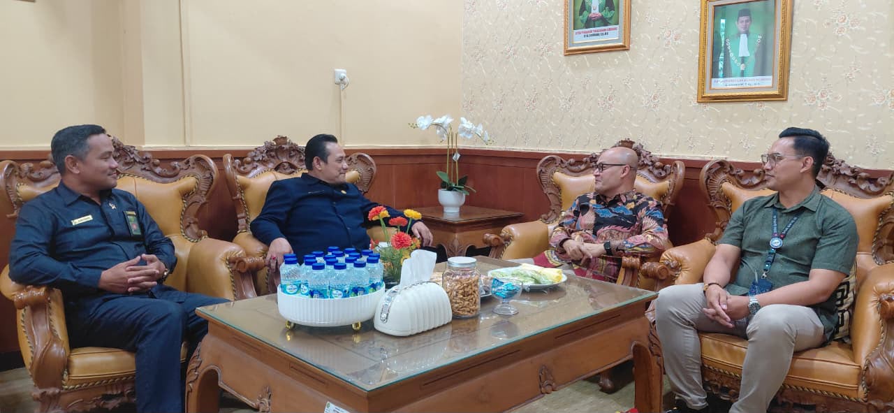 Foto: Suasana keakraban pejabat dari dua yang instansi, berdiskusi dan sharing dalam menghadirkan layanan yang bermanfaat kepada masyarakat.
